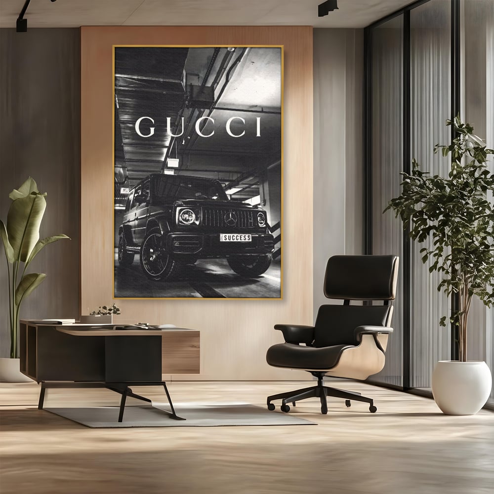 Tablou canvas cu tablou canvas cu masina si text, in rama de aluminiu auriu, pe perete intr-un birou